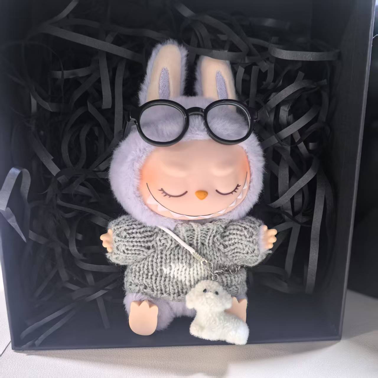 [의류/액세서리만 판매] (회색 러브스웨터 + 강아지걸이 + 검정색 안경)