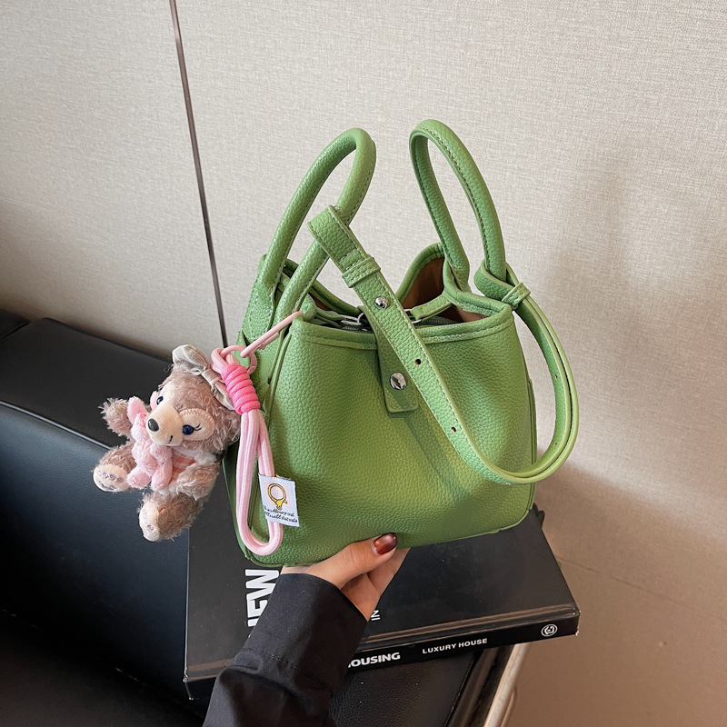 Venta caliente de comercio exterior bolso de cubo de verano mujer 2025 bolso de canasta de verduras de mano nueva tendencia bolso de mensajero de alta gama de todos los partidos