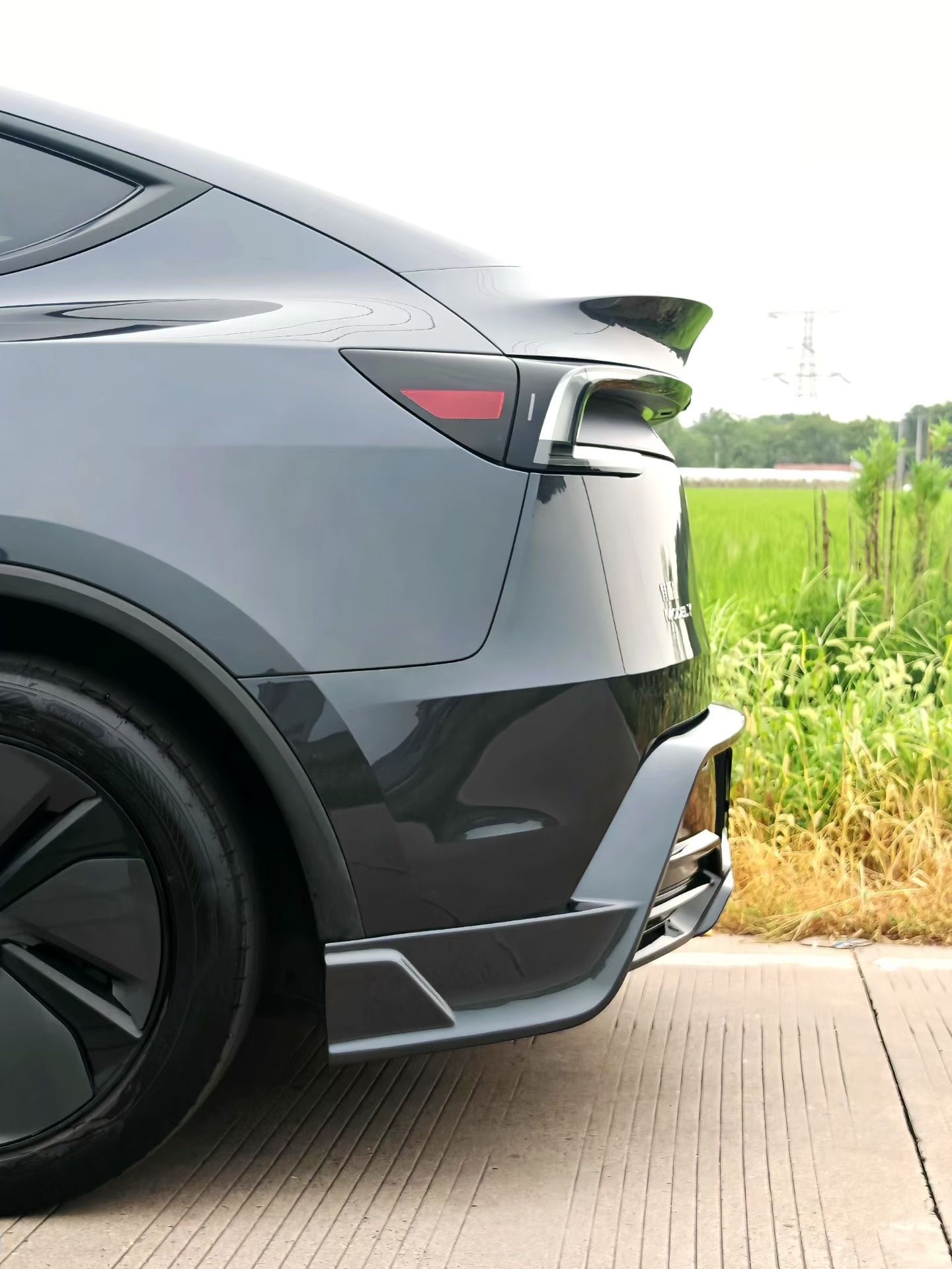 Suitable for Tesla Model Y facelift modification, RF-style small body kit, front and rear lip, front spoiler, side skirts, and rear spoiler upgrade