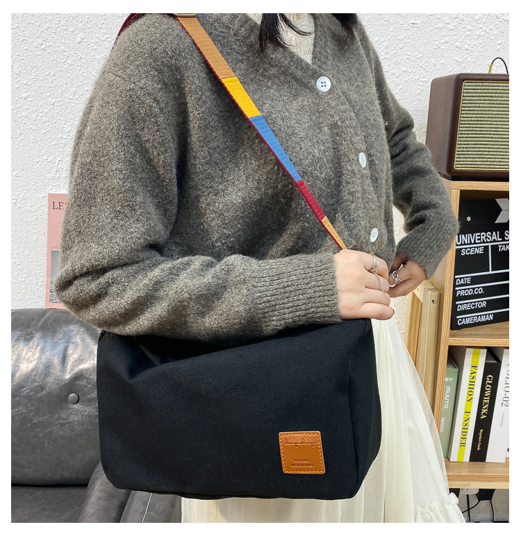 Women's Small Canvas Color Block Solid Color Streetwear Zipper Shoulder Bag display picture 5