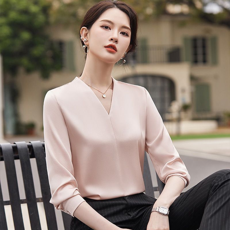 グレー V ネックシャツ女性の長袖春服 2024 新しいハイエンドシフォントップとサテン白シャツ|undefined