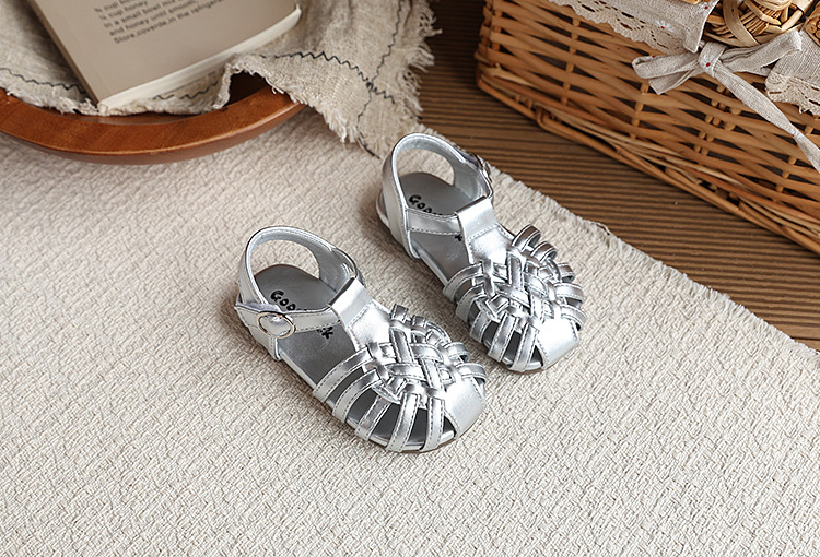 Flicksandaler med stängd tå som andas för sommar och strand_voghion.com