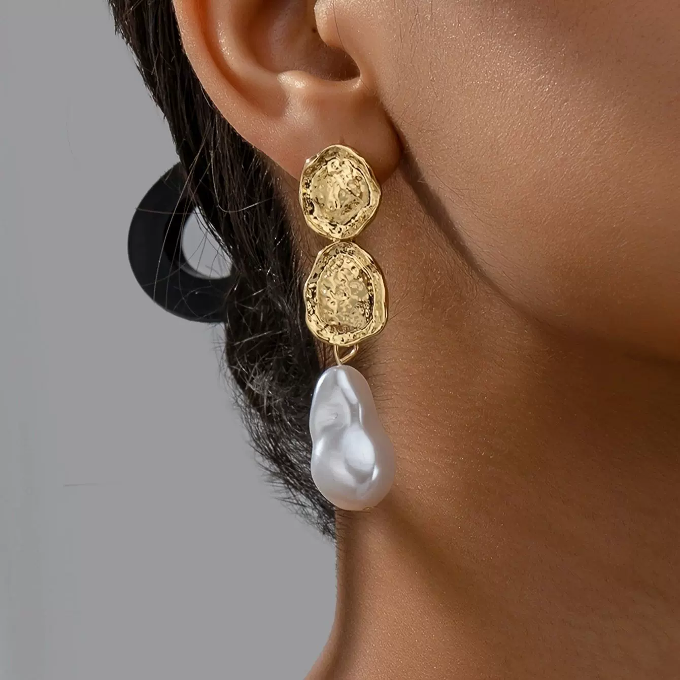 1对法式小众设计感金属珍珠轻奢高级感气质款女士耳坠