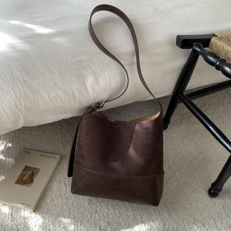 Bolsa de cubo de peluche retro de gamuza para mujeres 2025 nuevo hombro bolso de brazo mochila de gran capacidad bolsa de viaje