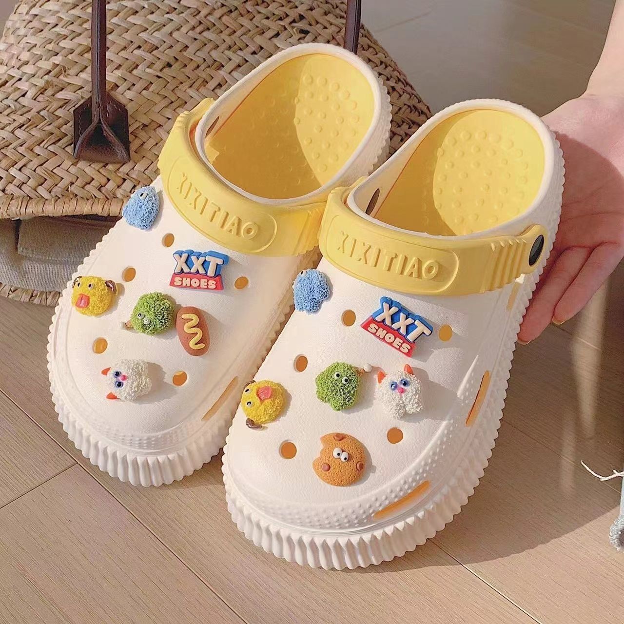 작은 괴물 노란색