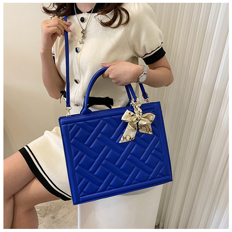 Fashionable and versatile women's bag 2023 summer new silk scarf handbag Bags feeling single shoulder diagonal armpit small square bag_voghion.com