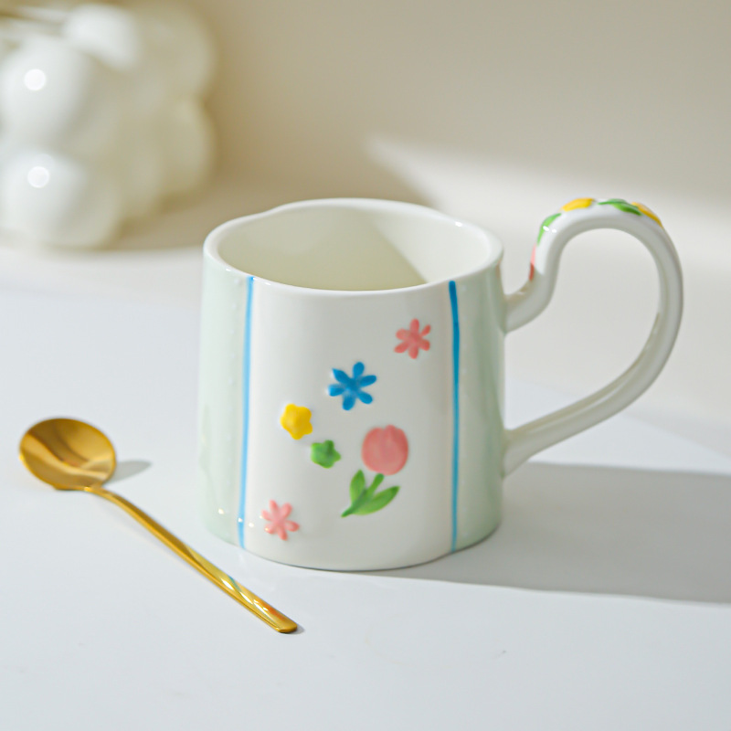 Taza de flores de cerámica para el hogar, taza de mano femenina de alto valor, taza de desayuno, taza de leche de corazón de niña, taza de agua, color bajo vidriado