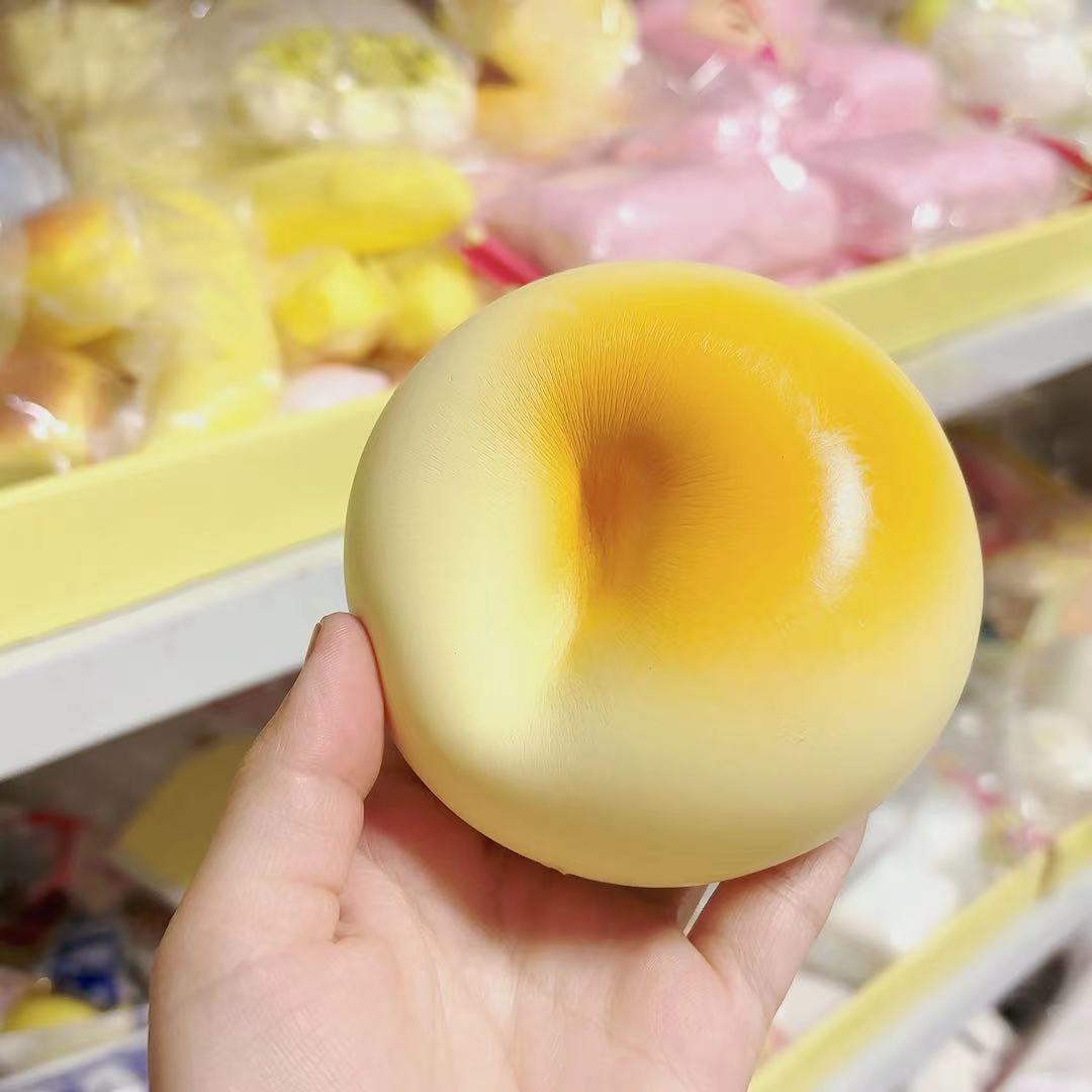 느린 리바운드가 있는 부드럽고 느린 대형 빵 1개