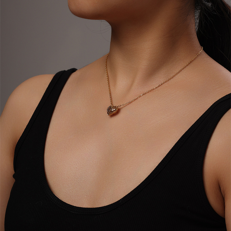 Xuping aleación de cobre chapado 24k color temperamento simple hueco amor collar de nicho de diseño diario para mujeres collares al por mayor