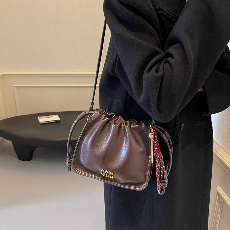 Este año, la popular explosión de pliegues de la bolsa pequeña para mujeres 2024 nuevo bolso de hombro retro universal bolso de viaje