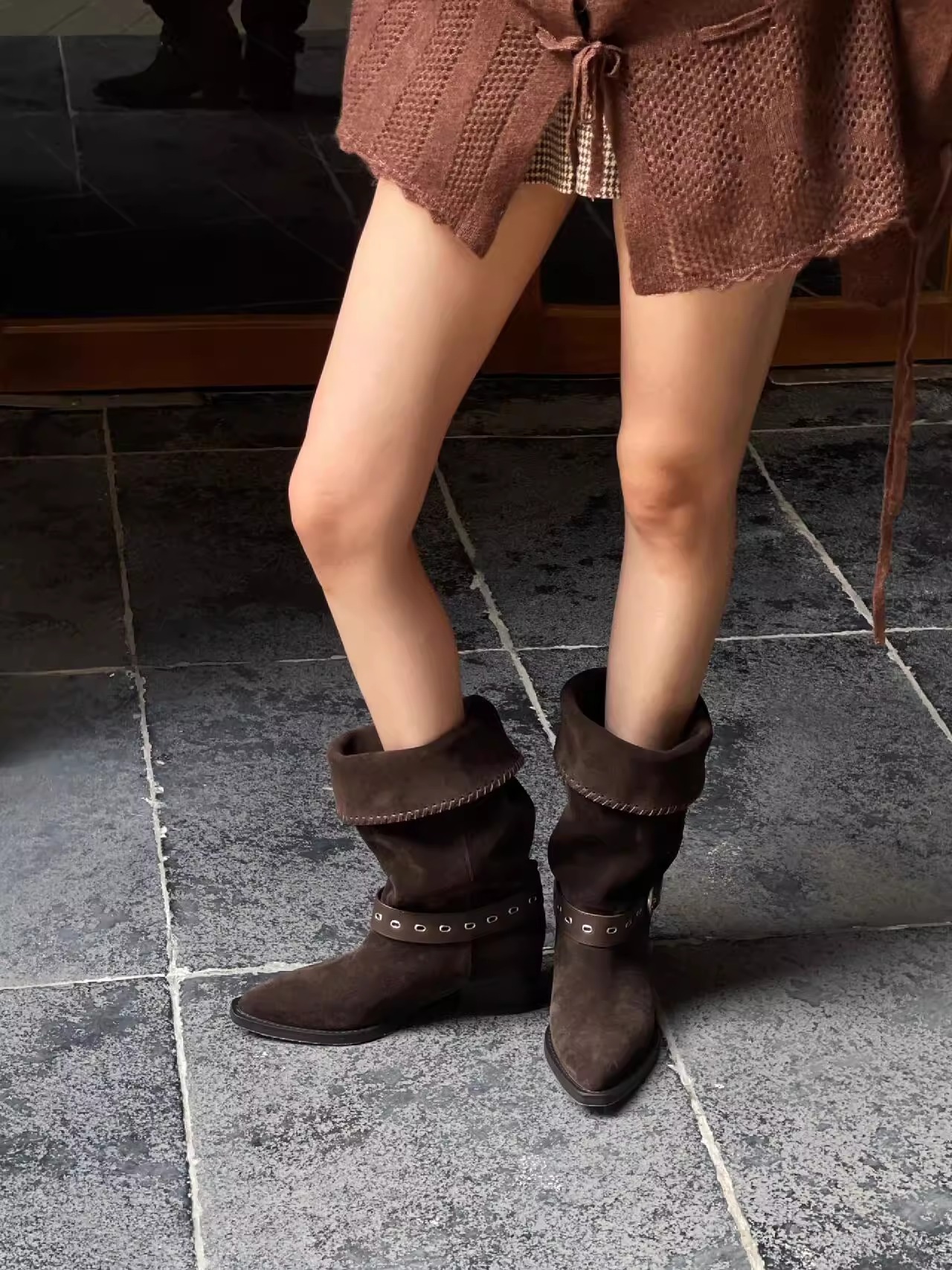 Stivali da equitazione in pelle scamosciata con fibbia, stile western, nuovi arrivi autunno/inverno 2025, larghi, a punta, a metà polpaccio, con tacco spesso, pensati esclusivamente per le donne._voghion.com