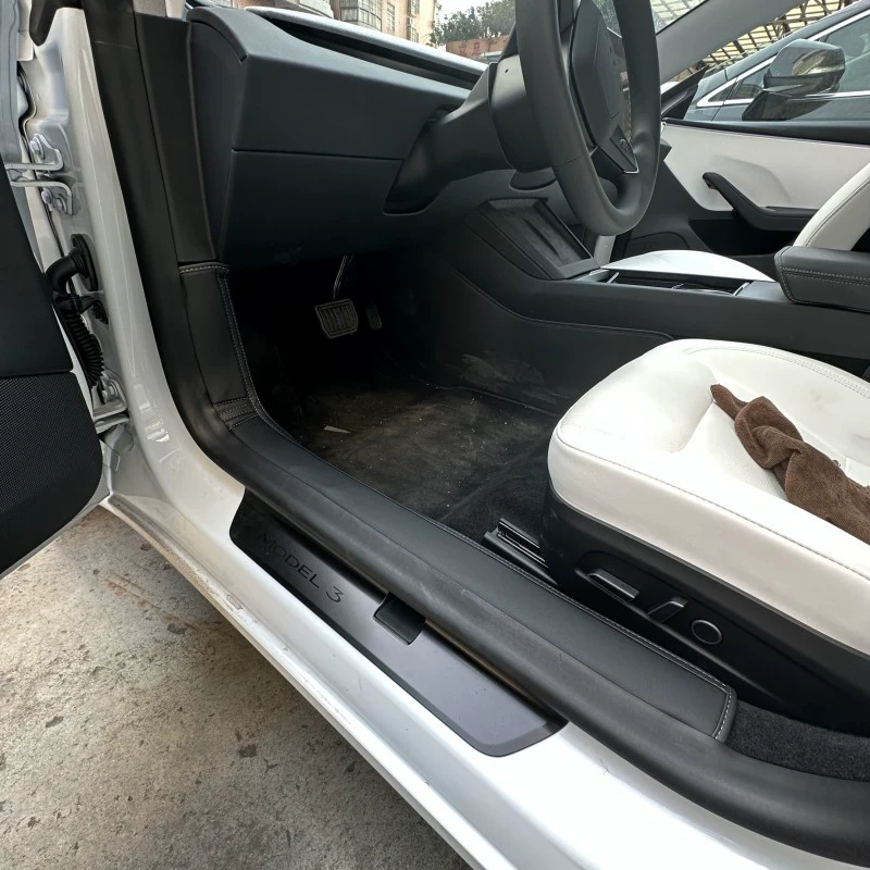 Подходящая под новую версию Tesla Model 3/Y/S пороговая накладка с педалью приветствия и противоскользящей педалью внутри автомобиля