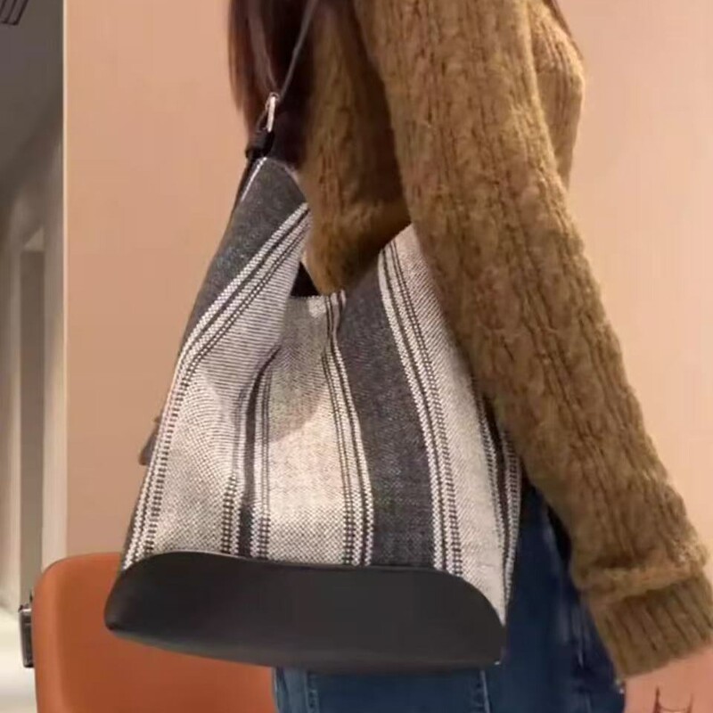 2026 New Fashion Versatile Women's Bag with a Niche High-End Feel, Large Capacity Tote Bucket Handbag, Shoulder and Crossbody Bag