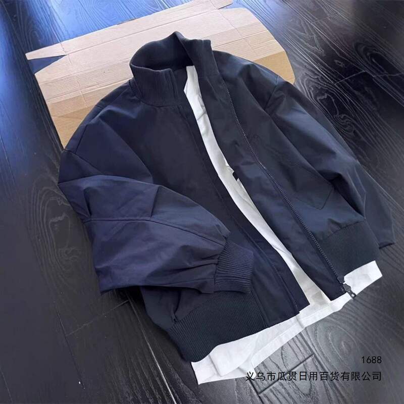 Cleanfit American retro short bomber jacket for men, featuring a stand-up collar and a bomber silhouette, suitable for spring and autumn Cleanfit American retro short bomber jacket for men, featuring a stand-up collar and a bomber silhouette, suitable for spring and autumn