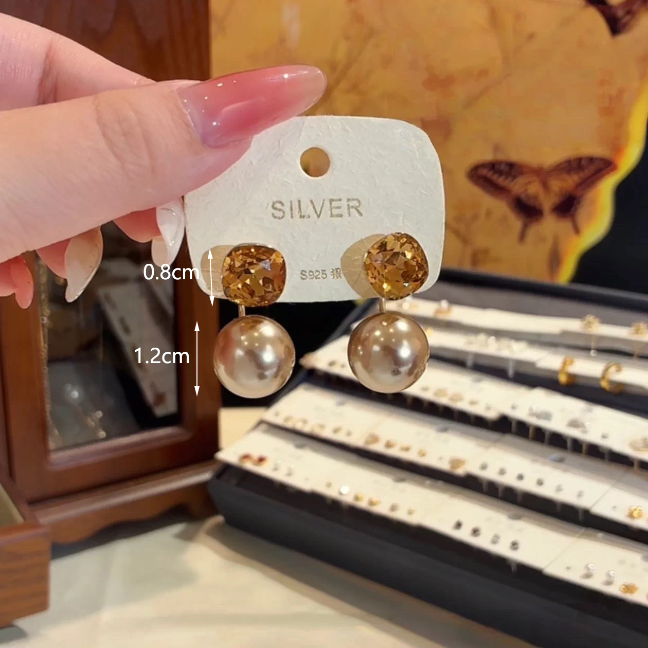 A Pair of Champagne-Colored Pearl Earrings for Women 2025 Autumn and Winter New Popular Niche Fashion Exquisite Versatile Earrings