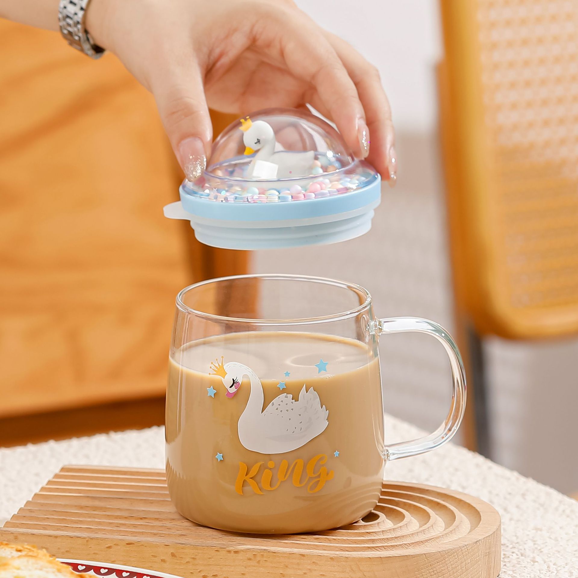 Personalidad creativa de alto valor de cara cisne copas de regalo de mano copas de agua con cucharas de tapa taza de leche de marca roja