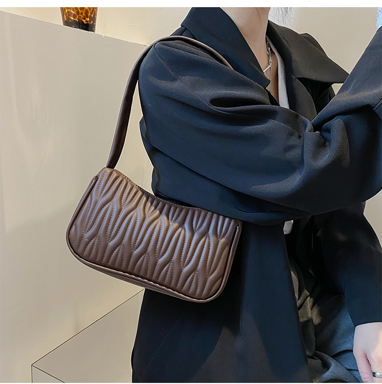Bolsos de nicho francés para mujer 2024 verano nuevo estilo moda de moda bolso cuadrado pequeño de un solo hombro textura plisada bolso de axila portátil