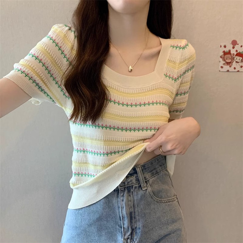 Fresh and cute floral-striped square-neck short-sleeved T-shirt for women—summer youthful top, loose-fitting and slimming.