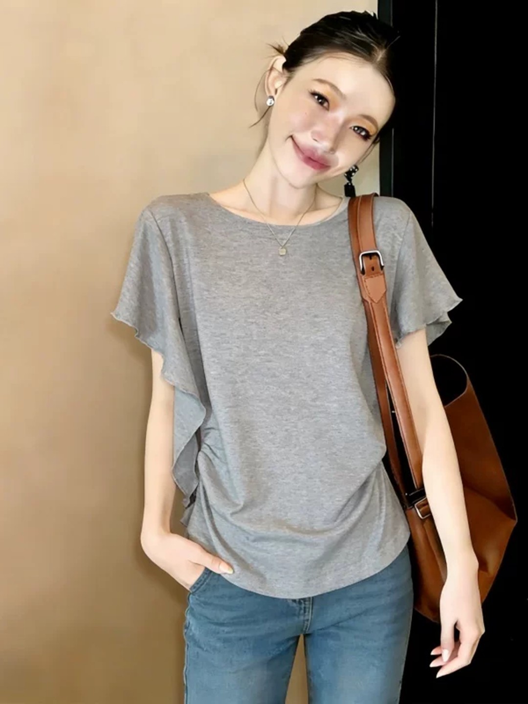 Áo thun tay ngắn cổ tròn viền lá sen nữ, dáng suông che bụng, form rộng thoải mái — màu đen