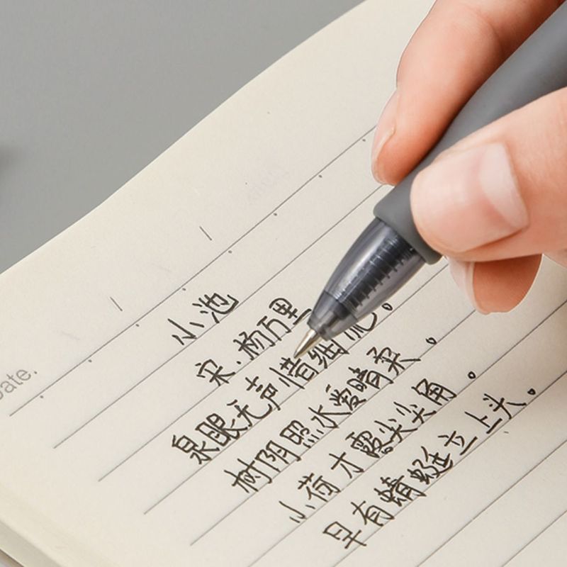 学生k 35は中性ペンの0.5mmの黒いサインペンの青い赤い炭素のペンの弾丸のブラシを押します。|undefined