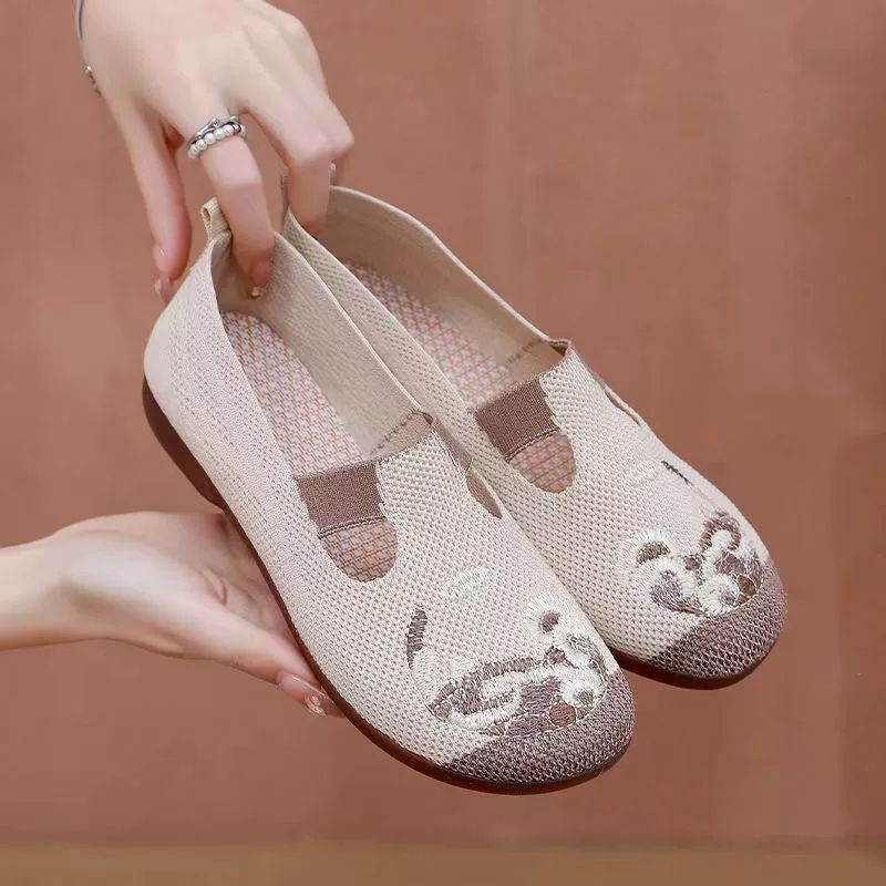 Весенне-летняя новая женская обувь, старая пекинская тканевая обувь, повседневная парусиновая обувь для интернет-знаменитостей среднего и пожилого возраста, дышащая, нескользящая, с мягкой подошвой, новый стиль.