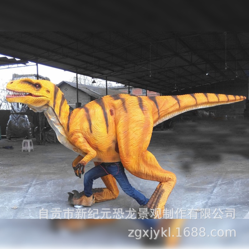 La chaqueta de dinosaurio de simulación a gran escala se puede usar con trajes de dinosaurio.