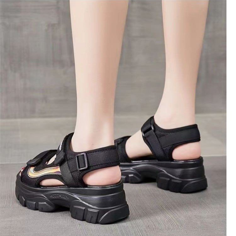 Modas deportivas de explosión sandalias romanas para mujeres 2026 verano nuevo estilo anti-deslizante con una sola gruesa y cómoda zapatos de playa para mujeres
