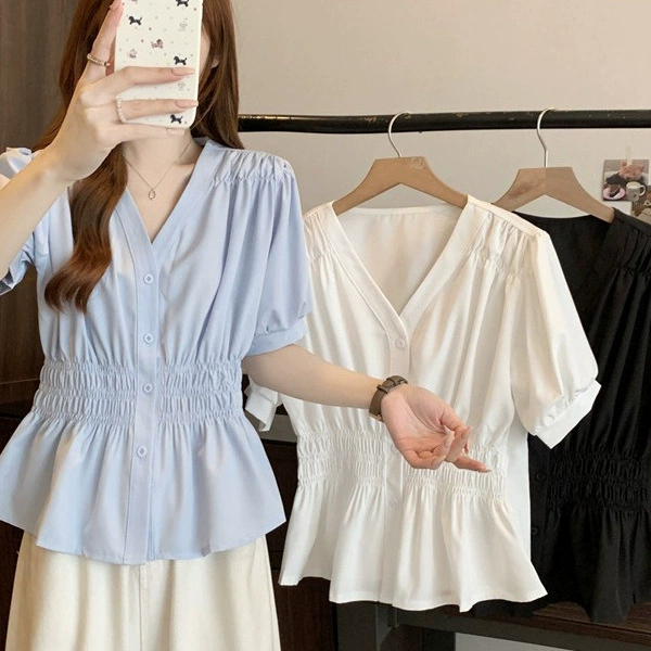 Рубашка с короткими рукавами во французском стиле, модная и уменьшающая возраст, летняя женская одежда больших размеров для пышных женщин, элитный топ с V-образным вырезом, обтягивающий талию и скрывающий живот.