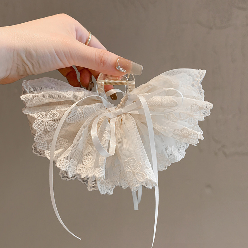 ショッピングモールの高級店向け、上品な刺繍レースの裾と蝶結びのヘアクリップ、高級感のある布製シャーククリップ|undefined
