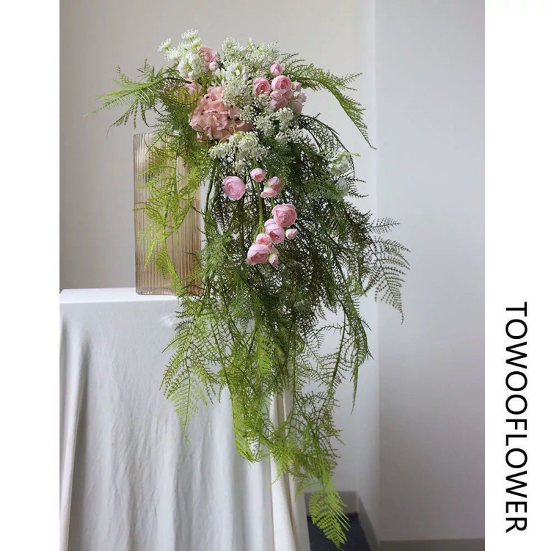 造花、スズラン、水滴、大きな手持ち花束、森の緑の葉、滝型花束、写真スタジオ、旅行写真、屋外花撮影|undefined