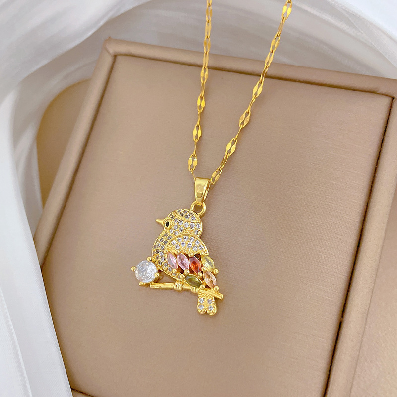 Collana con ciondolo a forma di uccello e zirconi oro_voghion.com