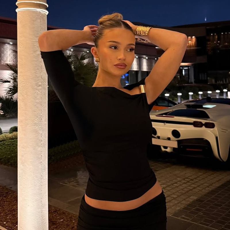 Camiseta ajustada asimétrica con pliegues y hombros descubiertos para mujer, color liso, de manga corta