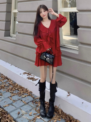 胖MM大码红色荷叶边套装女秋冬设计感系带V领上衣高腰短款半身裙