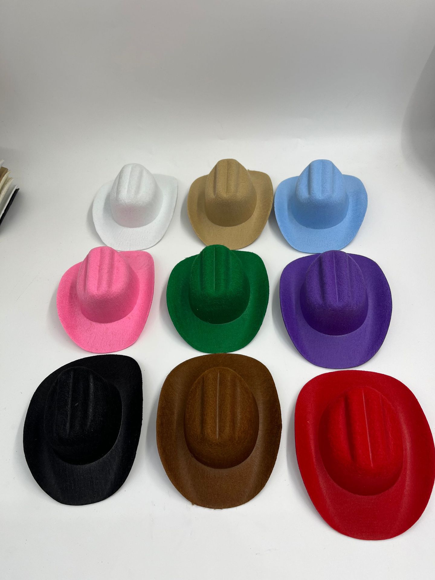 Suministro sombrero de vaquero especial pequeño sombrero juguete pequeño sombrero accesorios para el cabello sombrero Tarjeta de pelo sombrero Mini sombrero