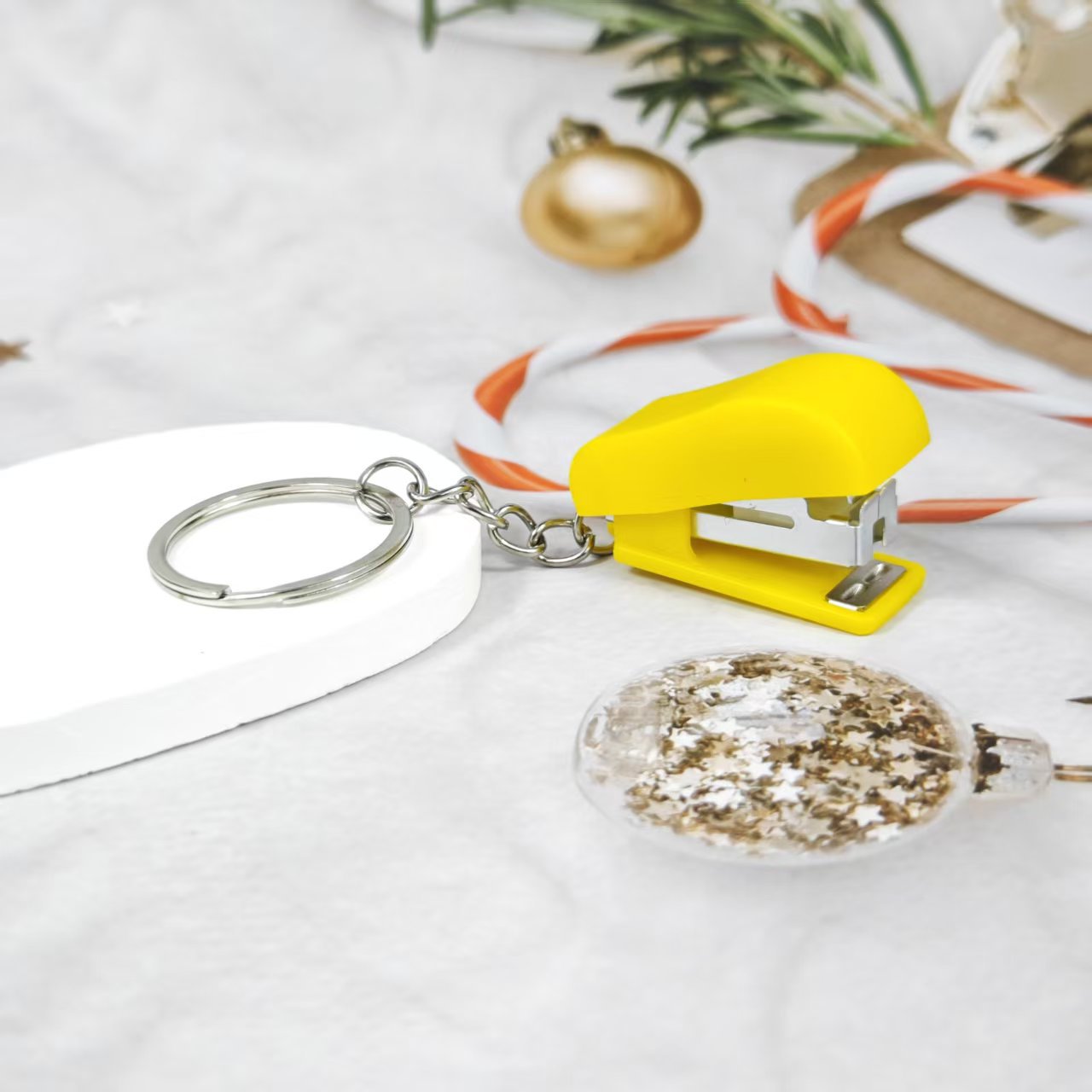 Mini grapadora de dibujos animados transfronterizos macarón llavero estudiantes grapadora creativa colgante conveniente al por mayor