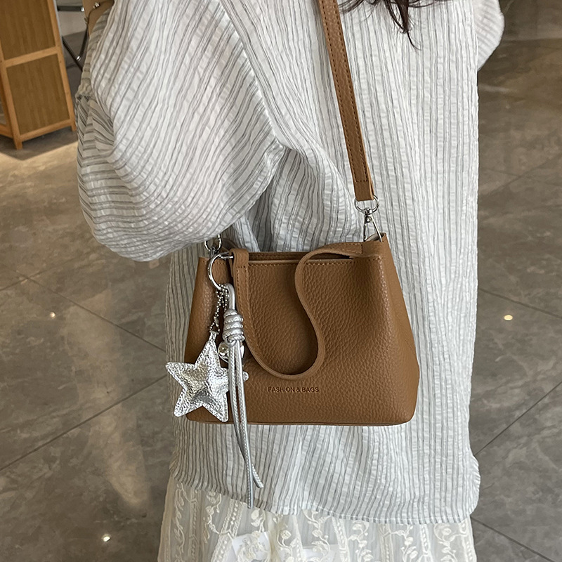 Bolsos populares de este año 2025 verano nuevo bolso femenino simple patrón de lichi bolso de hombro con letras de moda bolso de mensajero