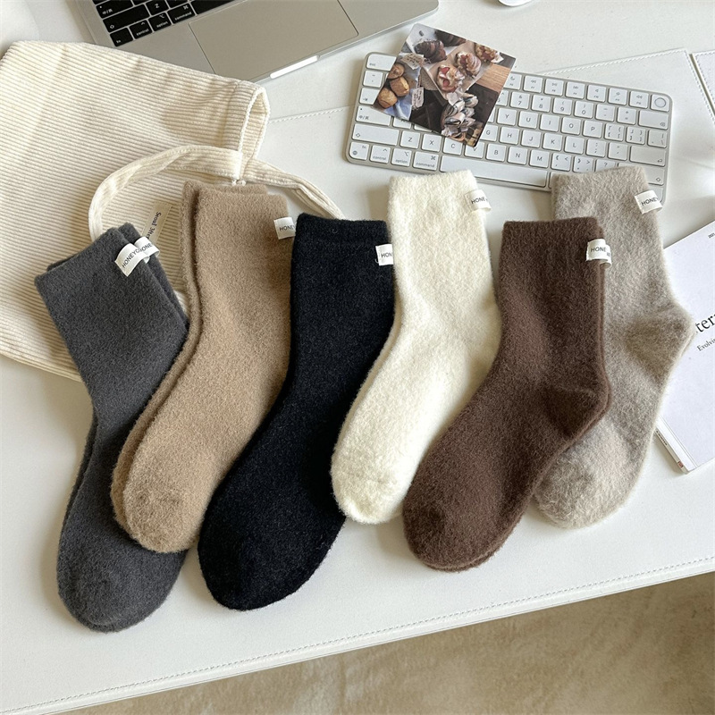 Women's Simple Style Solid Color Cotton Crew Socks A Pair display picture 3