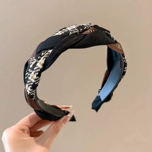 Knitted retro scarf, high-quality vintage style — patterned headband & triangular kerchief