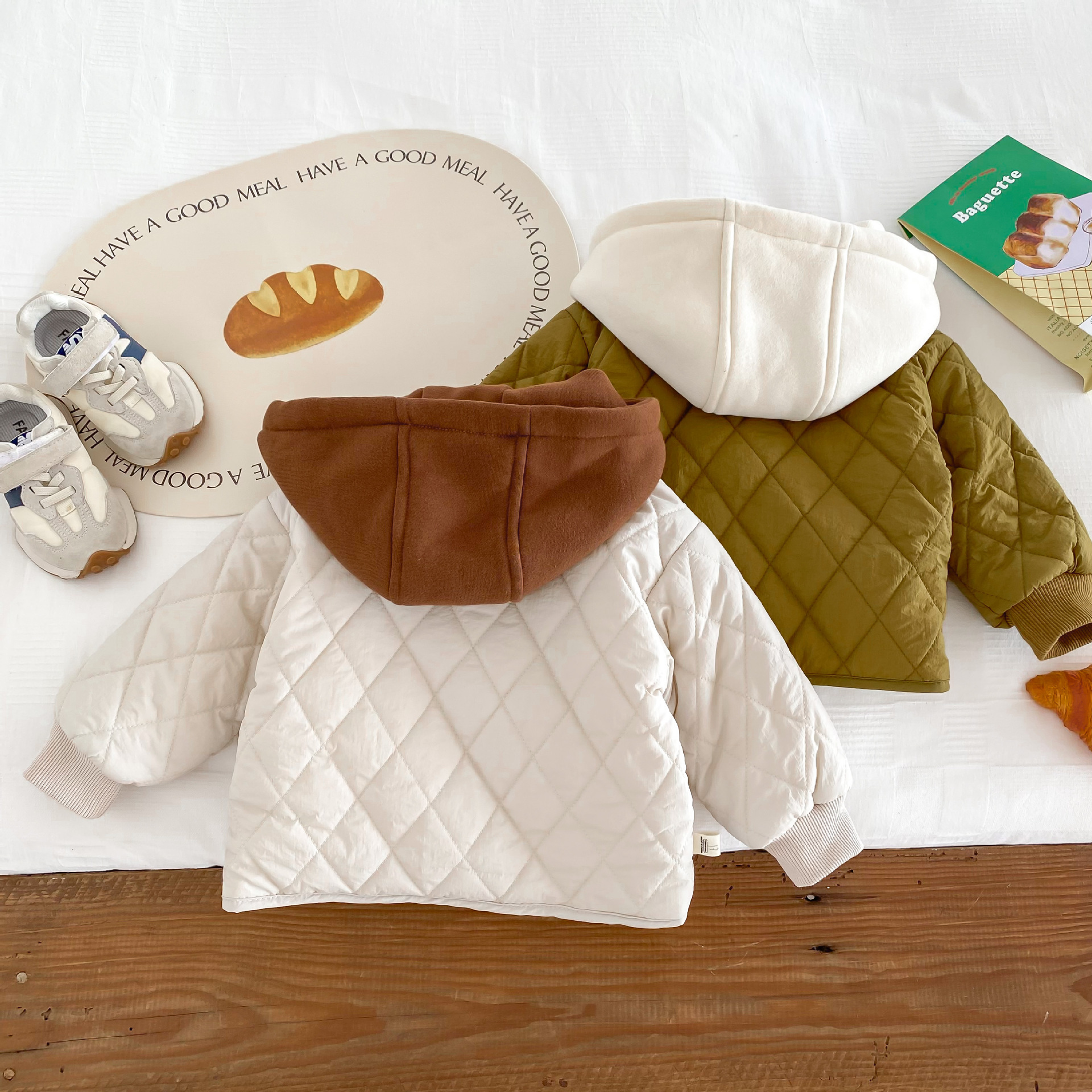 Abrigo acolchado de algodón engrosado con capucha para niños de 0 a 5 años de edad para niños de invierno chaqueta acolchada de color de contraste de estilo coreano para niños de moda BY184