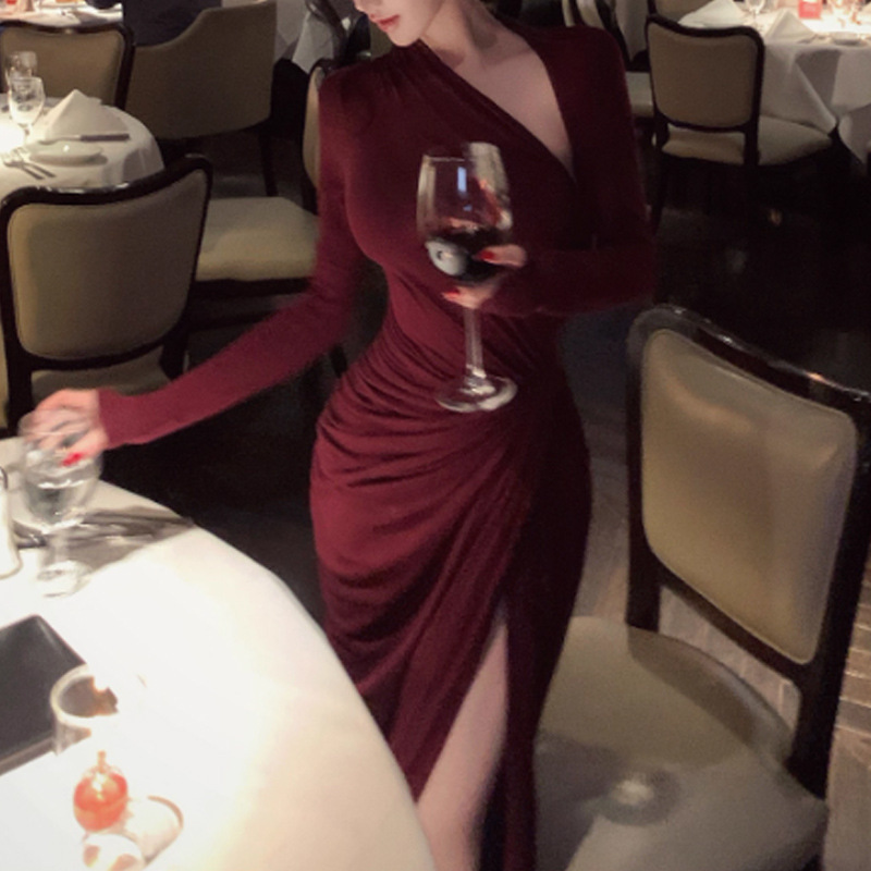 2025 Autumn/Winter Dusseldorf Night Asymmetrical Shoulder Ruched Long Dress for Women with a Designed Waist, Slim Fit, and Bodycon Dress