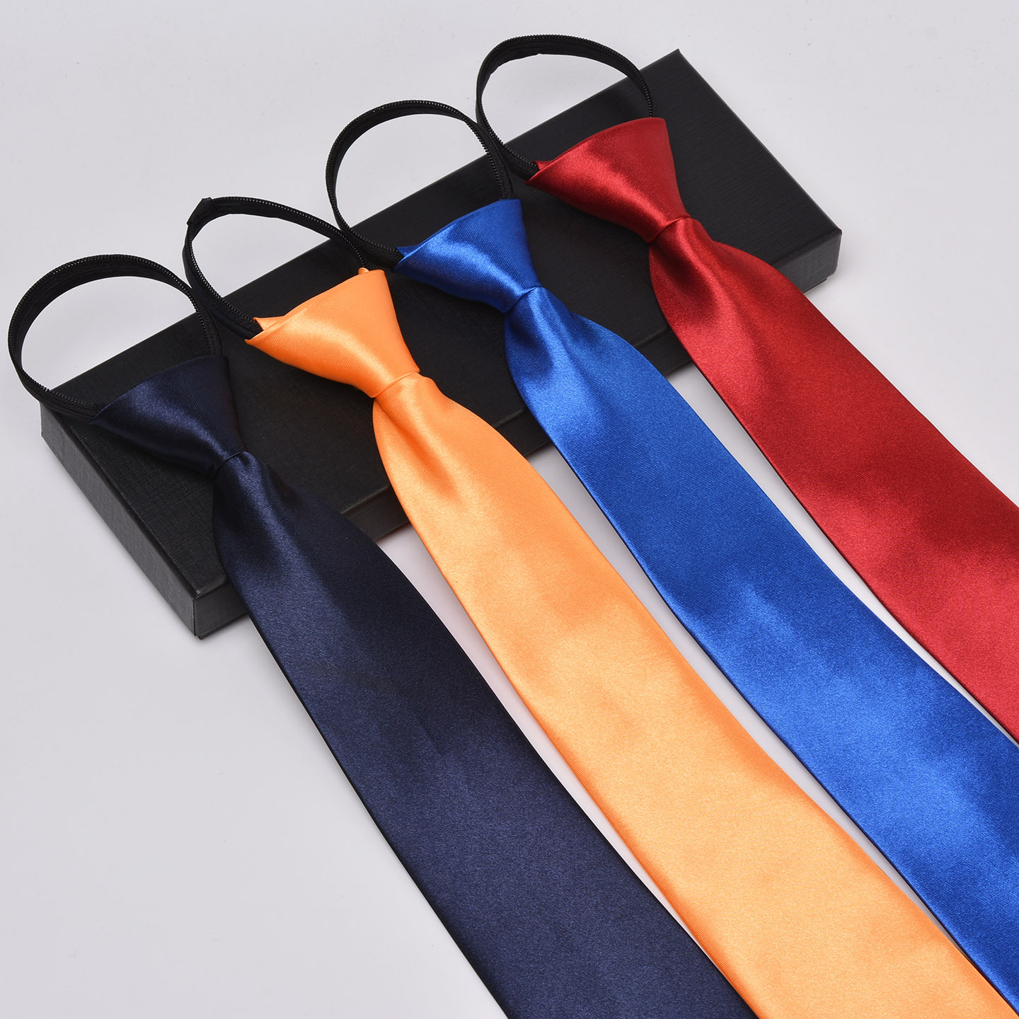 Tie with zipper