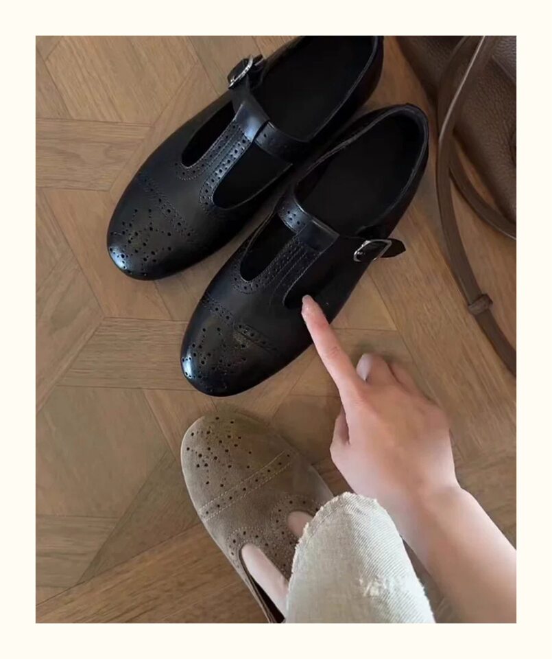 Giày bệt Mary Jane mũi tròn da lộn chạm khắc khóa chữ T phong cách retro, đế bằng 1 cm — Màu kaki, màu đen chi tiết 6