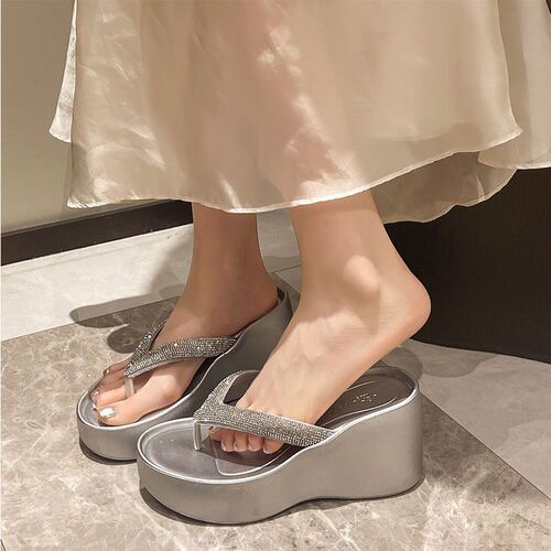 Thick sole and height-increasing herringbone slippers for women in summer, 2026 new style, super high-end silver rhinestones casual sandals