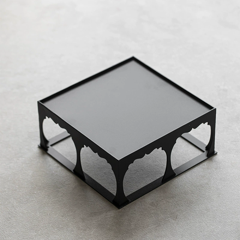 Кованый чайный сарай в квадратном новом китайском чайном сервизе показывает боугу