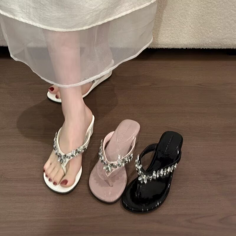Primero encuentro con la temporada de altura de fondo grueso de pendiente de tacones de slippery para mujeres de verano 2026 nuevo estilo hermoso vestido de sandalias junto al mar image 3
