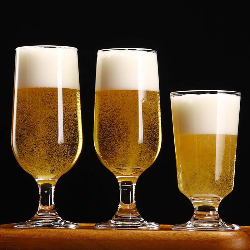 Tazas de cerveza artesanal en tazas de agua burbujeantes tazas de jugo de fría tazas de cócteles tazas de vidrio