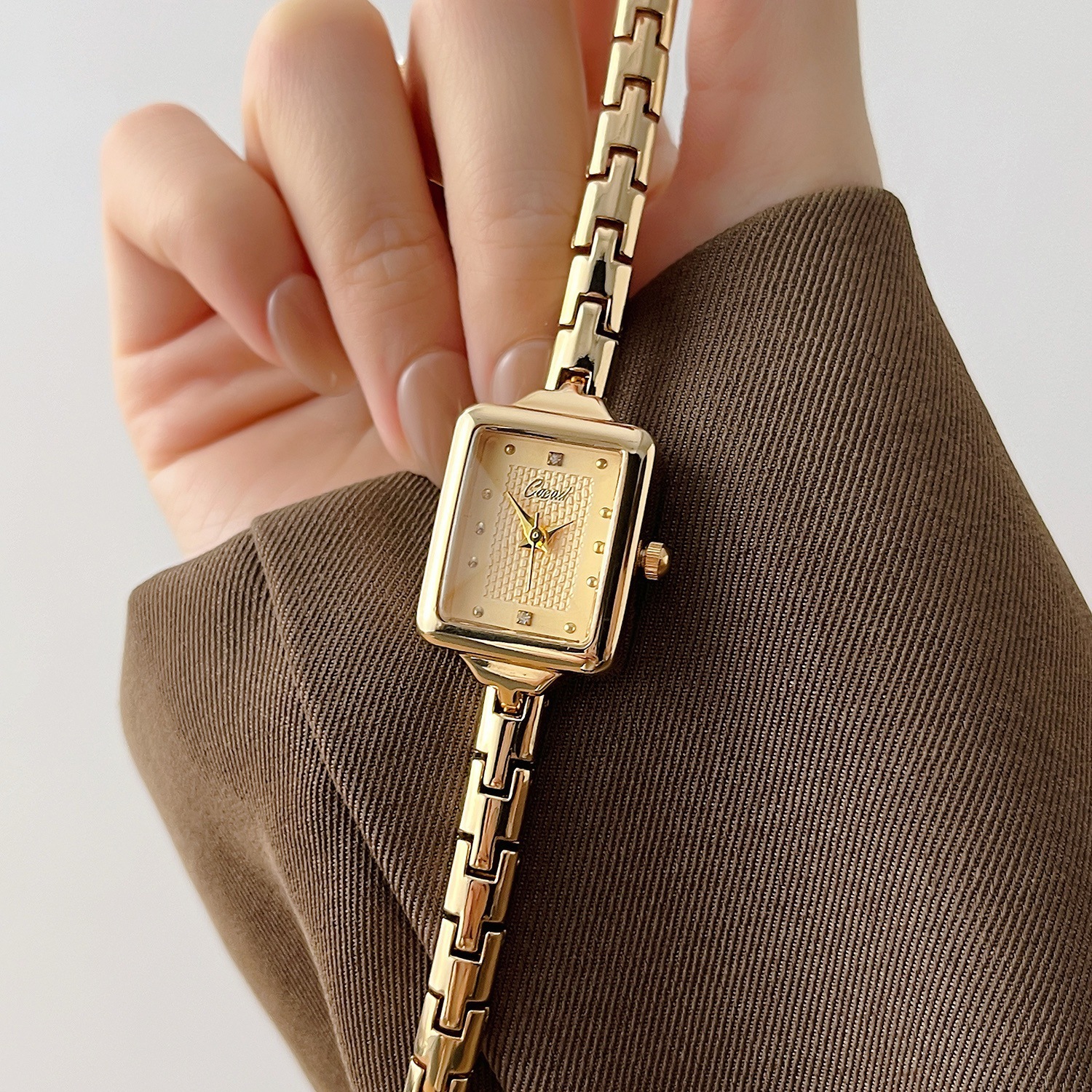 Vintage Small Retro Gold Watch Quartz Movement Rectangular Light Luxury Design Men's Watch_voghion.com