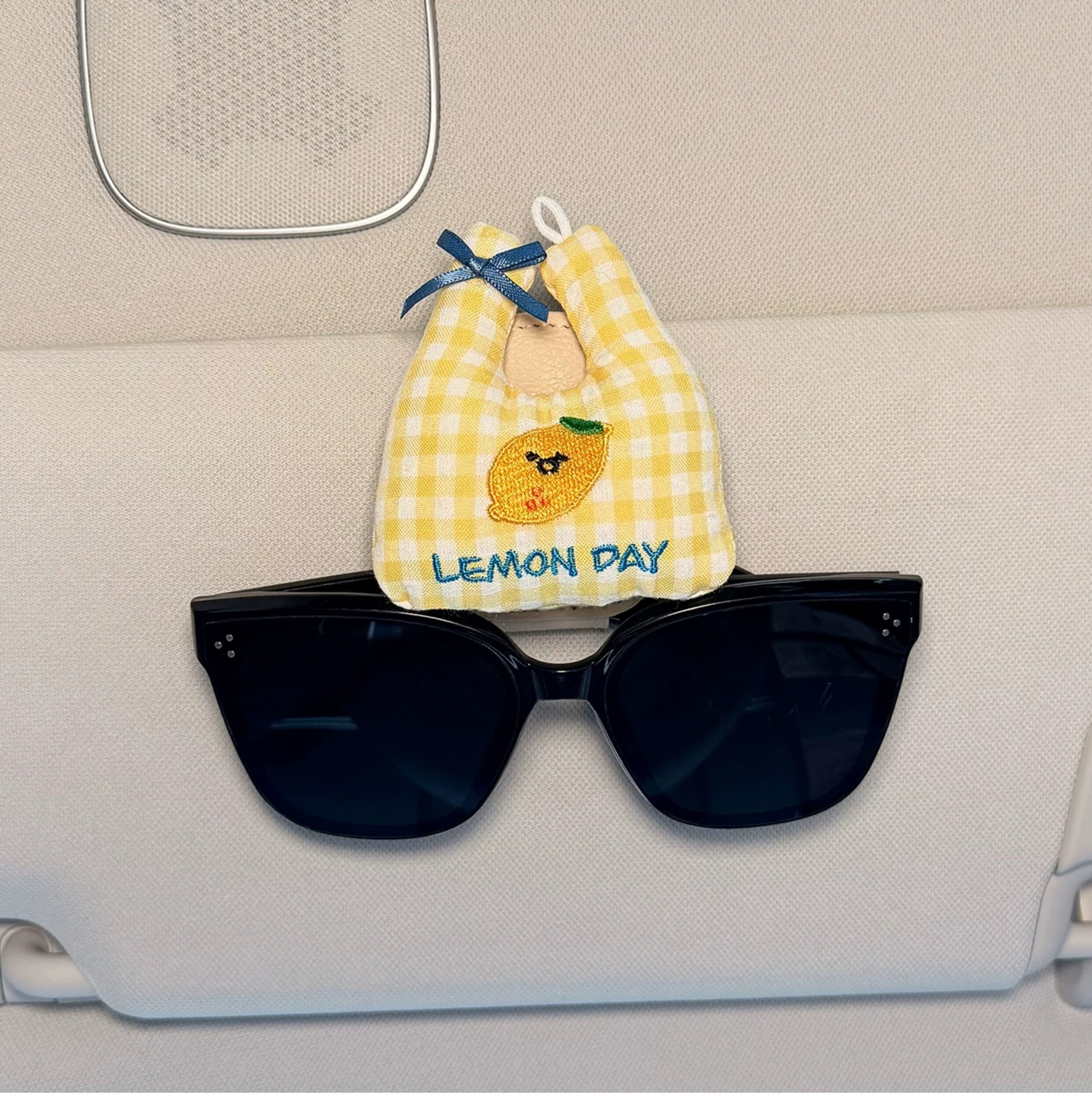 2026 New Model Car Glasses Holder for Interior Use, Sunglasses Storage Clip, Sun Visor Magnetic Mount for Women
