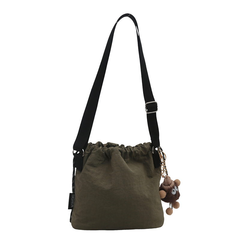 Bolsa de cubo de nylon super caliente para mujeres 2024 nueva moda de verano para estudiantes de clase bolso de hombro mochila