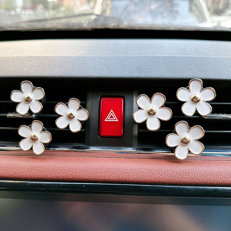 アクセサリーのペンダントの爆発的な自動車の吹出口のアロマクリップ合金のデイジーの花の車内の羽口の装飾品のアロマクリップ|undefined